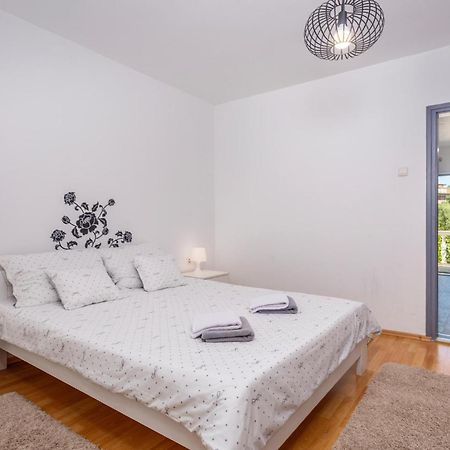 Beautiful Apartment In Malinska With Kitchen Eksteriør billede